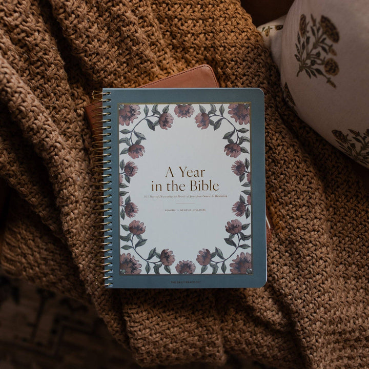 The Daily Grace Co - A Year in the Bible | 365 Days of Discovering the Beauty of Jesus from Genesis to Revelation | Volume 1